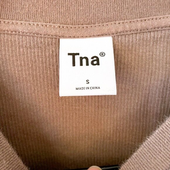 Aritzia Tna Cropped Rib Long Sleeve Tee in Turner Taupe, size Small - Picture 4 of 5